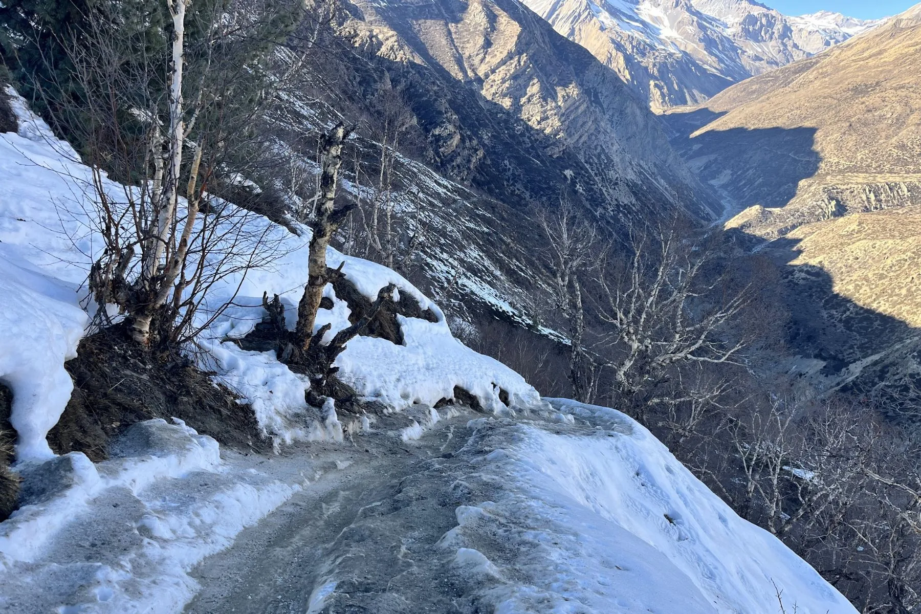 Challenging terrain to Yak Kharka