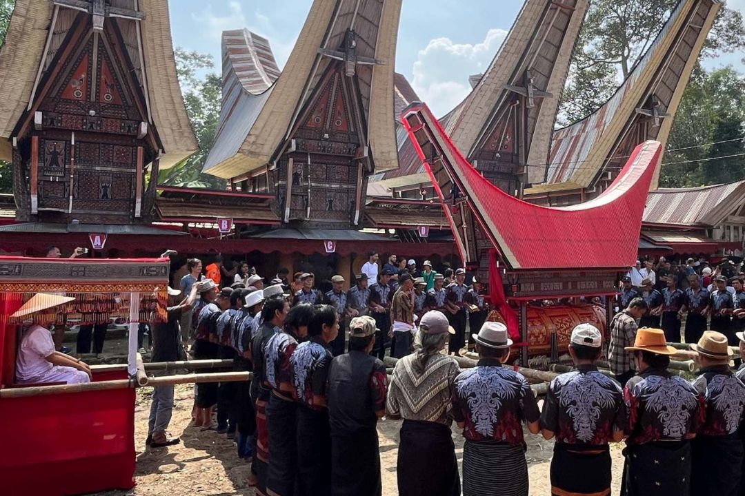 ma palao during rambu solo procession in toraja